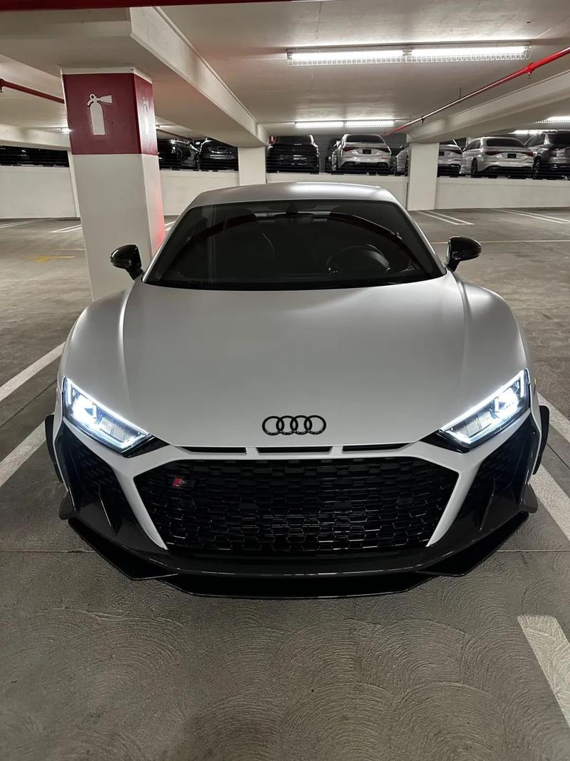 奥迪r8最新价格(奥迪r8最新价格及图片)