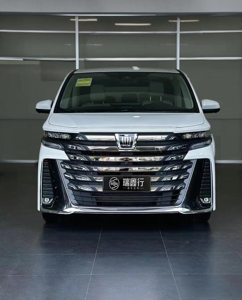 包含丰田皇冠mpv商务车的词条